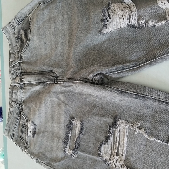 Distressed gray jeans - Picture 2 of 6